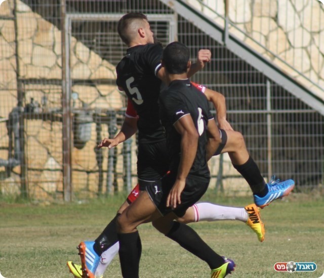 האורחים התגוננו במרץ. שי גולדברג ועליסאת (צילום: אחמד עזאיזה) 