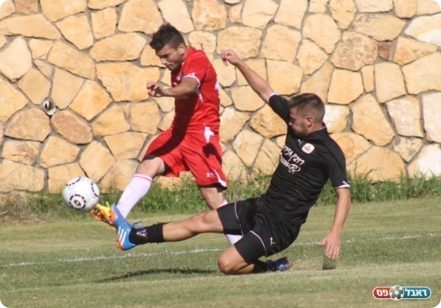 שוויון דרמטי. גולדברג מנסה לבלום את בועול (צילום: אחמד עזאיזה)