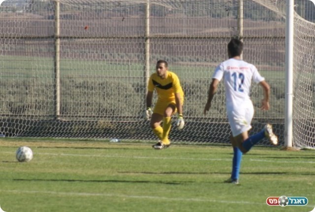 הכדורים נעצרו אצלו. אזולאי (צילום: אחמד עזאיזה)