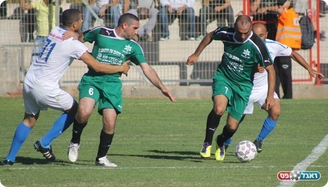 המשחק נחלש. עמריה מנסה לעצור את מוחמד אסעד (צילום: אחמד עזאיזה)