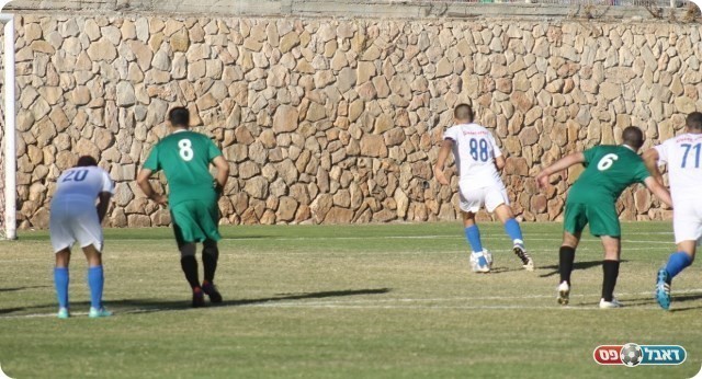 לא נכנס לסטטיסטיקה. ליאני מחטיא את הפנדל (צילום: אחמד עזאיזה)