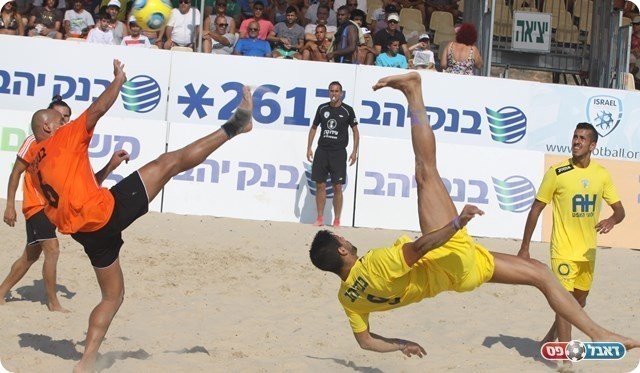 סילבה במספרת בן עמי מנסה לעצור אותו(צילום:שלומי גבאי)