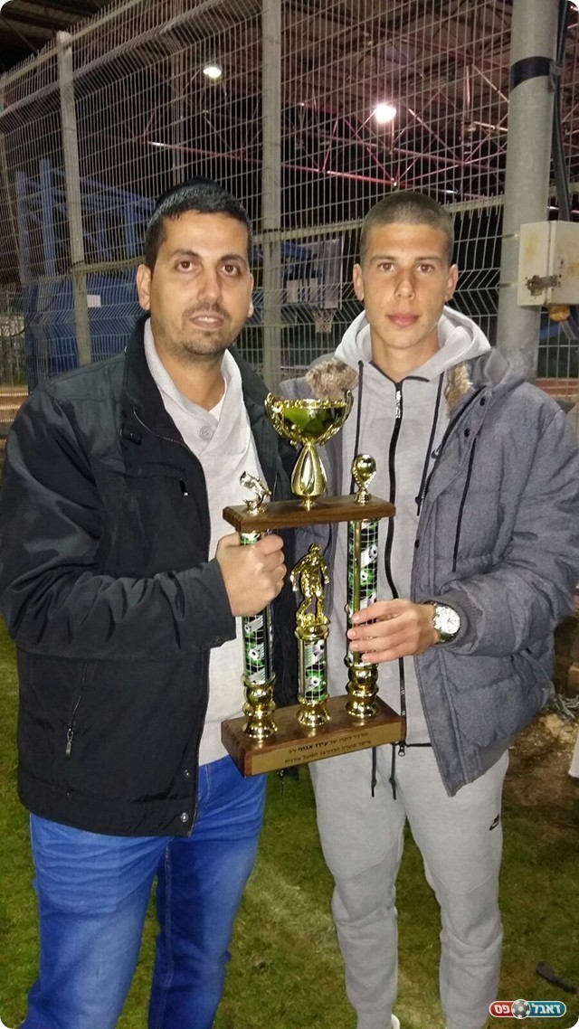 ליאור בן שושן ובנו של עידו, עומר אגוזי, שמשחק ב- מ.ס אשדוד (אלי שמואלי) 