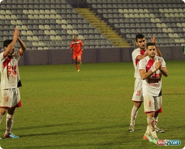 ניצחון קטן. שחקני כפר קאסם בסיום (צילום: קובי רוזן)