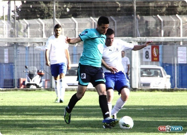 האורחים פתחו היטב את המחצית השנייה. חרוב מול שטרן (צילום: קובי רוזן)