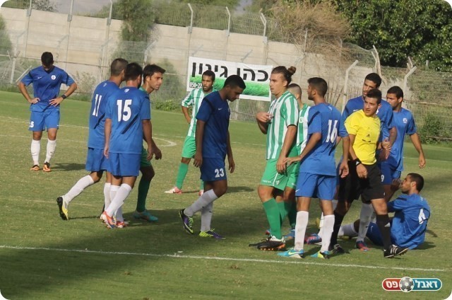 המשחק התחמם. המהומה (צילום: אחמד עזאיזה)
