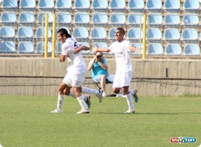 ההזדמנות הראשונה במשחק. הרצליה חוגגת את הראשון (צילום: עוד חסין)