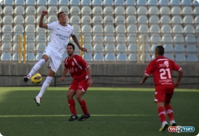 דווקא הרצליה עלתה ליתרון. בוארון מעל הגנת טבריה (צילום: עודד חסין)