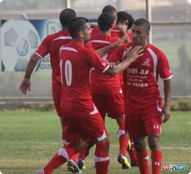 ריח של שער באוויר. חוגגים עם דיאב את הראשון (צילום: אחמד עזאיזה)