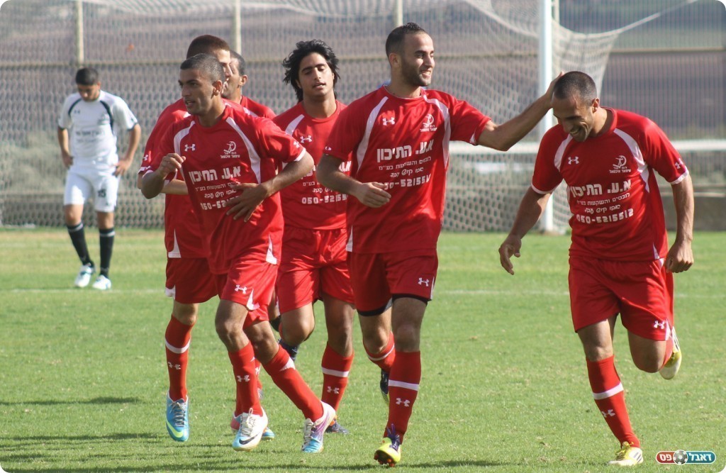 לשמור על הפסגה. שחקני איכסל (צילום: אחמד עזאיזה)