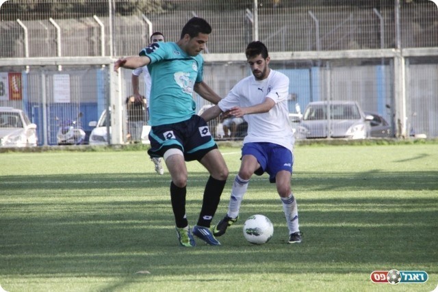 הפעלתן במגרש. אלבז (מימין. צילום: קובי רוזן) 