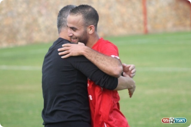 וחוגג את השלישי (צילום: אחמד עזאיזה)