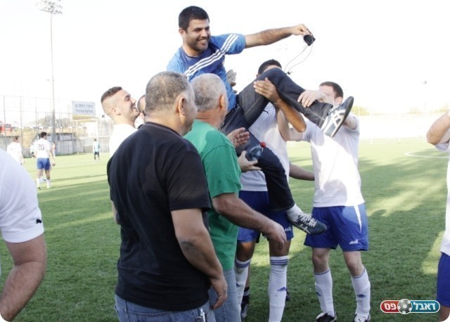 ככה יעשה לאיש. יעקב טל על כפיים (צילום: קובי רוזן)