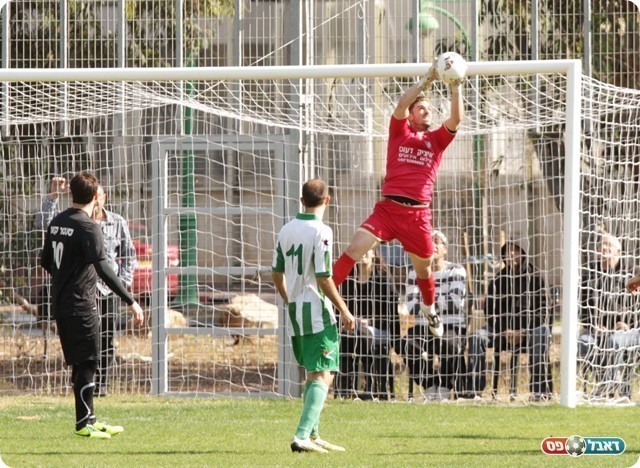 הצלה במחצית הראשונה. מסיקה בפעולה (צילום: קובי רוזן)