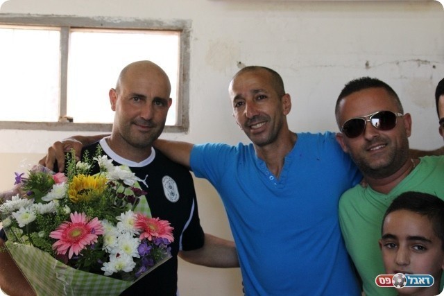 ברוך הבא. הפרחים לבנודיס (צילום: עודד חסין)