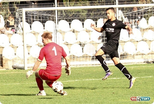 בועט ברשלנות (צילום: קובי רוזן)