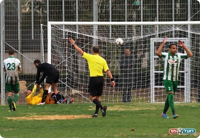 הצלת המשחק. בן ישי מונע שער בטוח (צילום: קובי רוזן)
