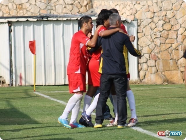 ועם הספסל (צילום: אחמד עזאיזה)