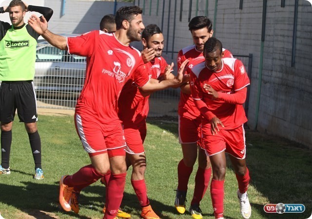 להחזיר את חדרה לימיה הגדולים. שחקני הקבוצה חוגגים (שלומי גבאי)