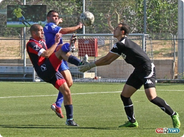 הזדמנות טובה. פוזיס עוצר (צילום: קובי רוזן)