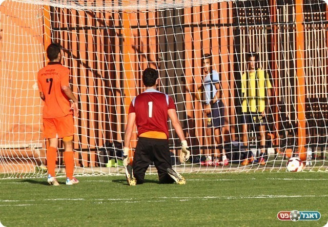 הכדור בראש. דוידי ושרעבי מאוכזבים (צילום": קובי רוזן)