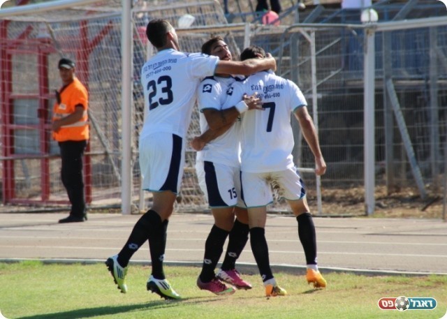 עט על הריבאונד. חוגגים את הראשון עם ברז'יק (צילום: עודד חסין)