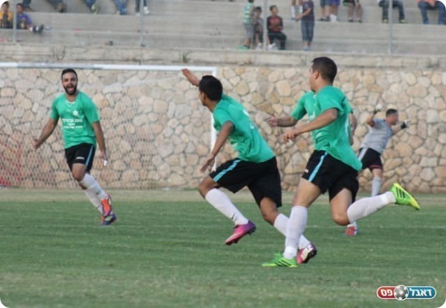 דווקא עין מאהל תקפה. חוגגים את הראשון (צילום: אחמד עזאיזה)