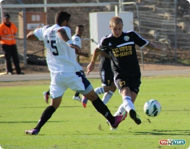 האורחים חיפשו ניצחון. דרויאנוב מול שפשה (צילום: עודד חסין)