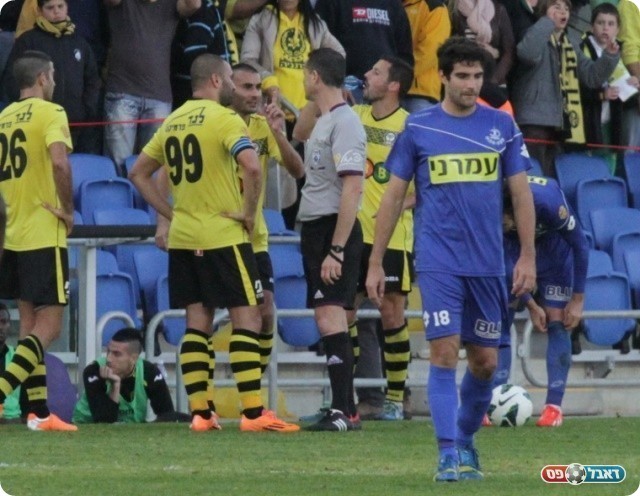 רגע מכונן. שחקני נתניה מתווכחים על השופט (צילום: קובי רוזן)