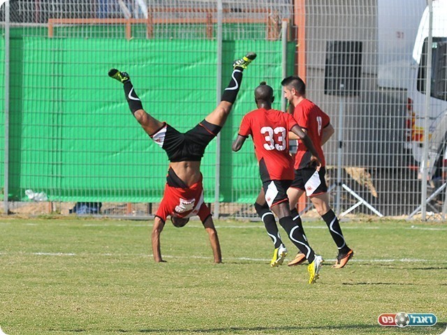 ומה תגידו על זה? ג'נח חוגג בסטייל (צילום: ארנון לוי)