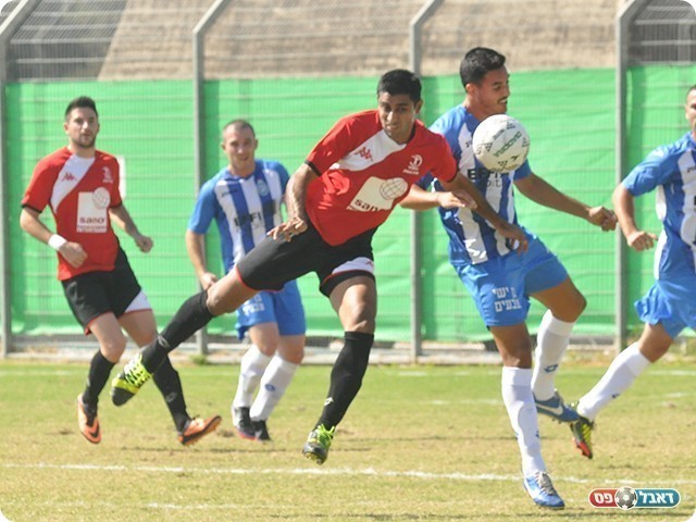 שער בכורה לחלוץ (צילום: קובי פורטל)