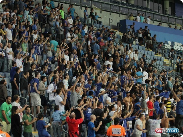 הקהל של פ"ת, עדיין כועס על אסולין (צילום: קובי רוזן)