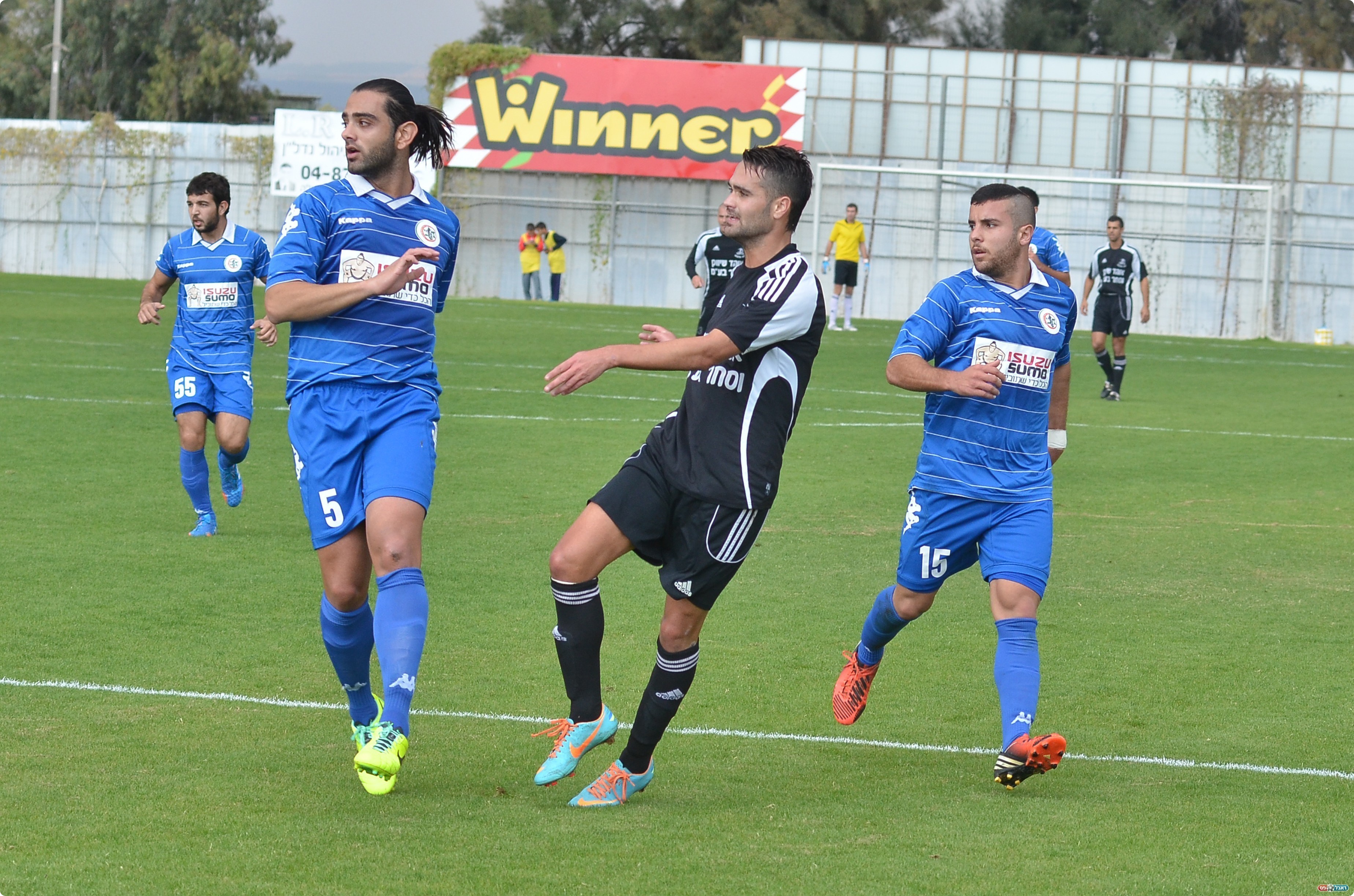 אביב דדו מנסה לכבוש (צילום: ארנון לוי)