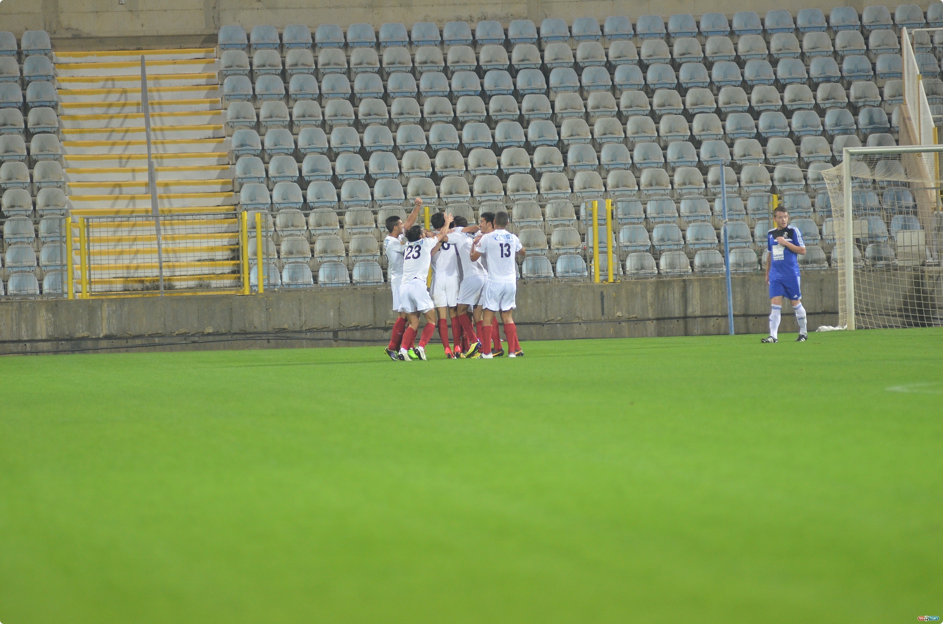 שחקני הרצליה חוגגים (צילום: קובי פורטל)