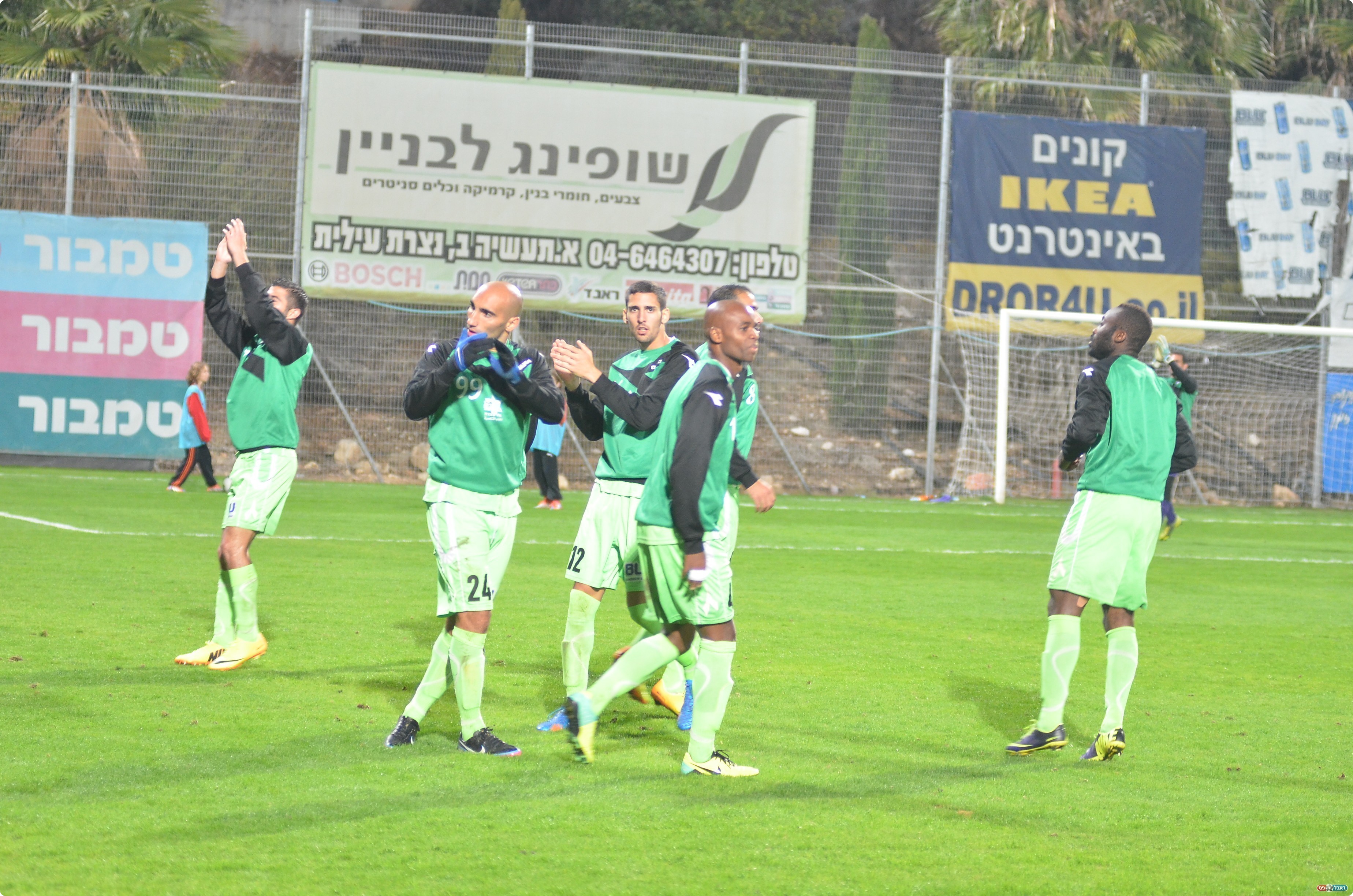 שחקני אחי נצרת מודים לקהל. על מה בדיוק?! (צילום: ארנון לוי)