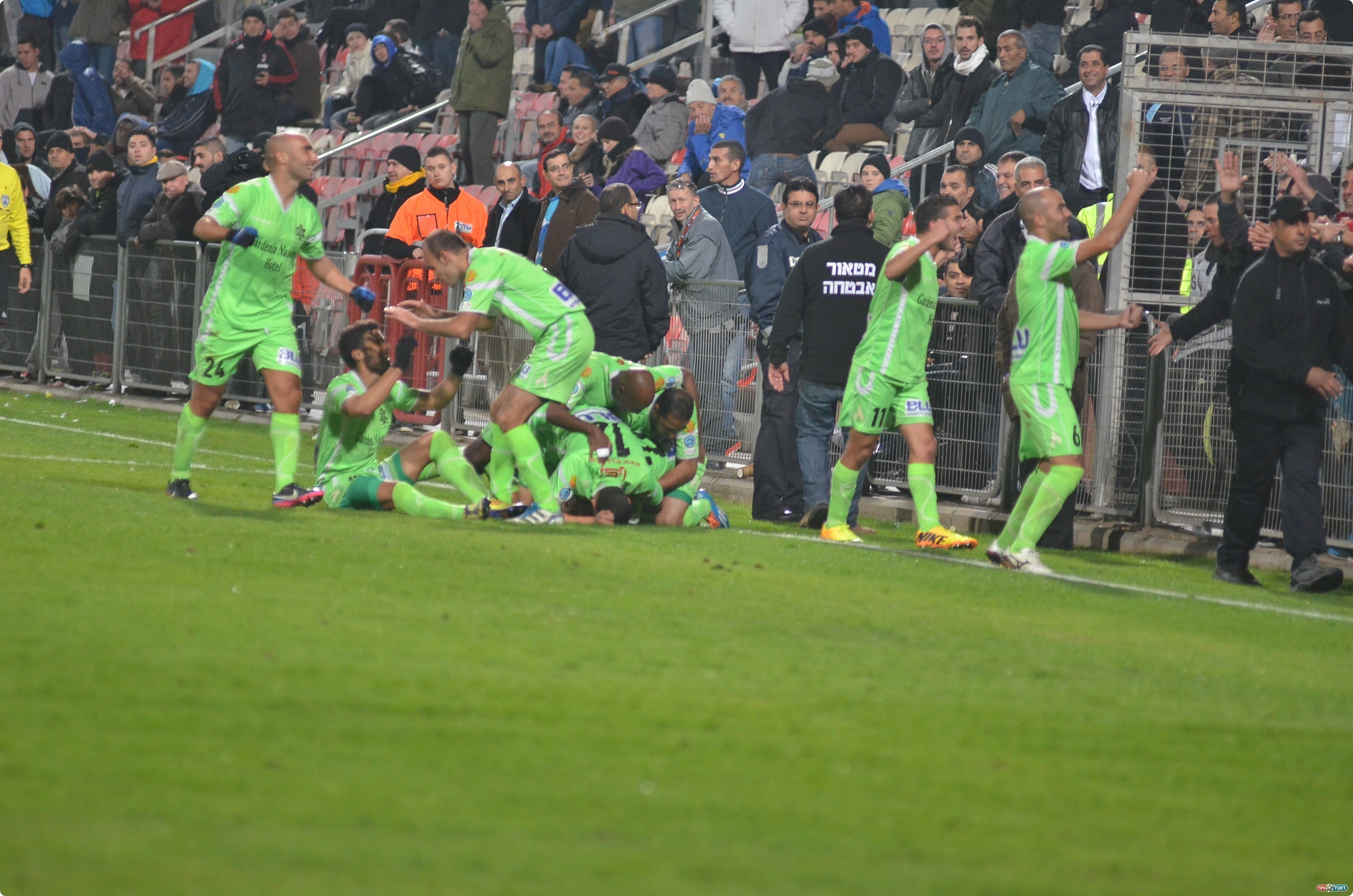 שחקני אחי נצרת חוגגים את שער היתרון (צילום: ארנון לוי)