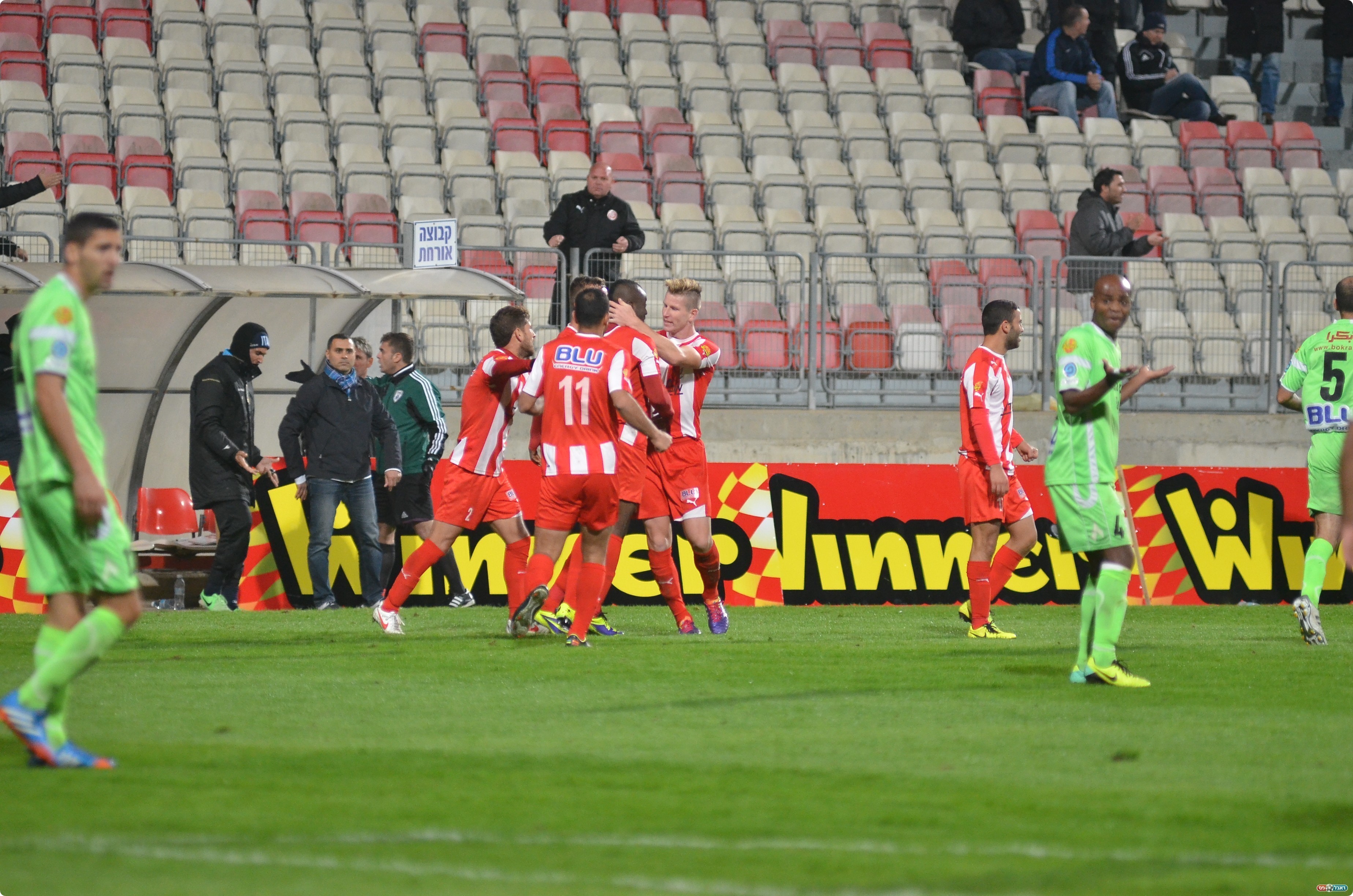 וחוגג עם החברים (צילום: ארנון לוי)