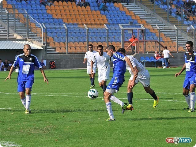 אופק מלול מקבל כדור (צילום: ארנון לוי)