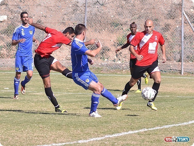 ג'נח כובש את שער היתרון (צילום: ארנון לוי)