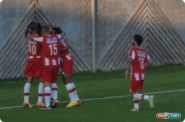 שחקני נצרת עלית ברגע של שמחה במפגש מול הכח