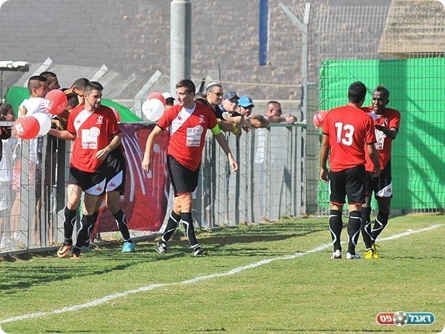 אופק מלול חוגג את שער היתרון (צילום: ארנון לוי)