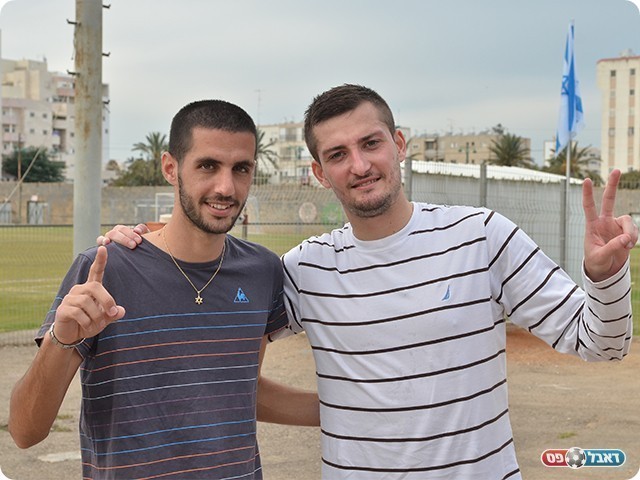 כובשי השערים לזכות מגדל העמק פיליפ וולקובסקי ואופק מלול (צילום: ארנון לוי)