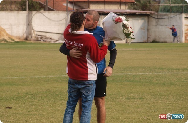 לא שוכחים. קנאפו מקבל פרחים. 