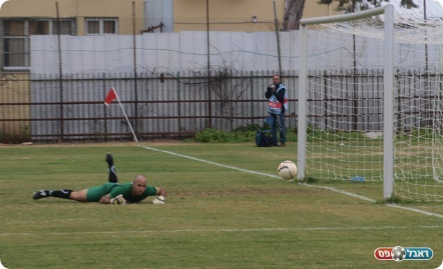כמעט הראשון. הכדור של חג'ג' חומק החוצה.