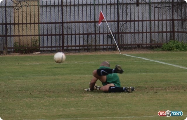 מנע יתרון לפני ההפסקה. בן ישי הודף את הבעיטה של חלבי. 