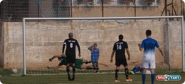 והכדור השני חומק החוצה. 