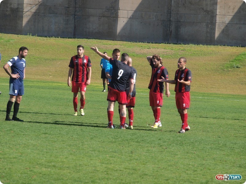 שחקני בת ים מתווכחים עם השופט (אלון יהודיוף)