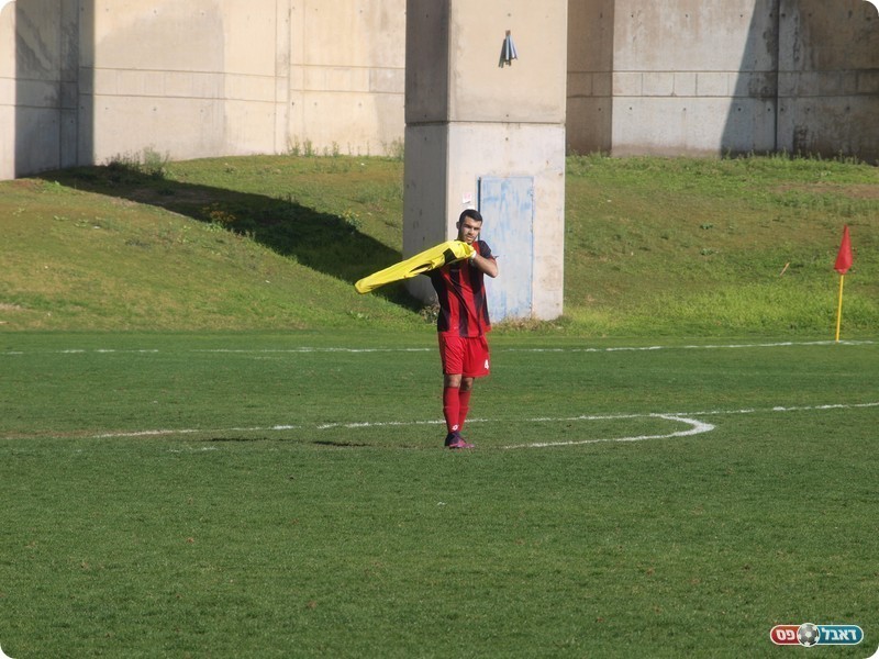 עידן כהן לובש את חולצת השוער (אלון יהודיוף)