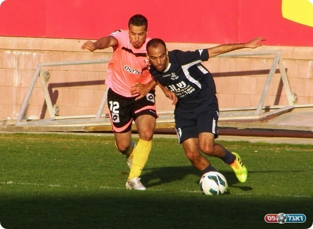 הסתגרות ויציאה למתפרצות. קאסם בשיר עוצר ת מג'די טהא (צילום: אמיר שיבי)