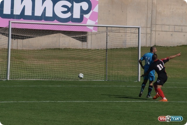 רק הפרש של שער. הכדור של צגהון ברשת. 